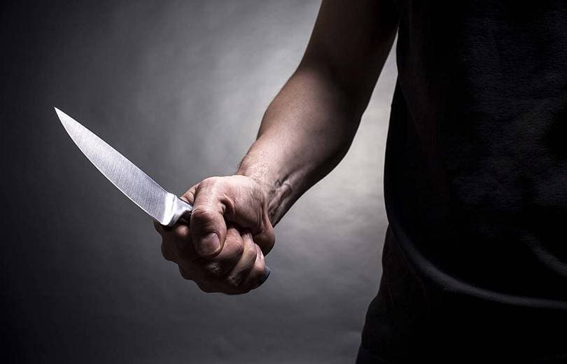 Фирибгарлик қилишда гумонланган шахс аёл кишини пичоқлади