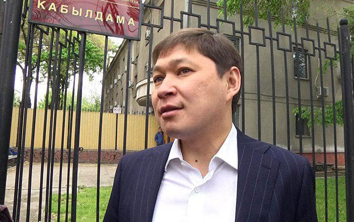 Qirg‘iziston sobiq bosh vaziri sudga majburan olib kelindi