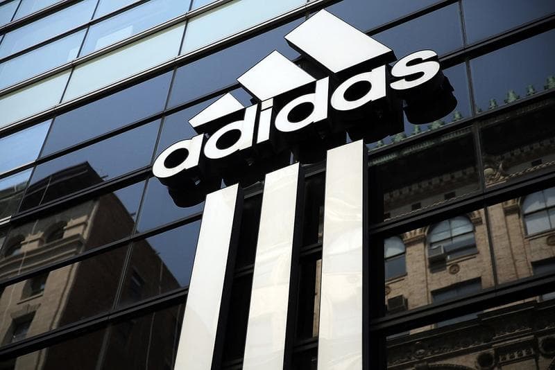 Adidas Rossiya terma jamoasi kiyimida bayroqning teskari tasvirlanishiga antiqa tushuntirish berdi