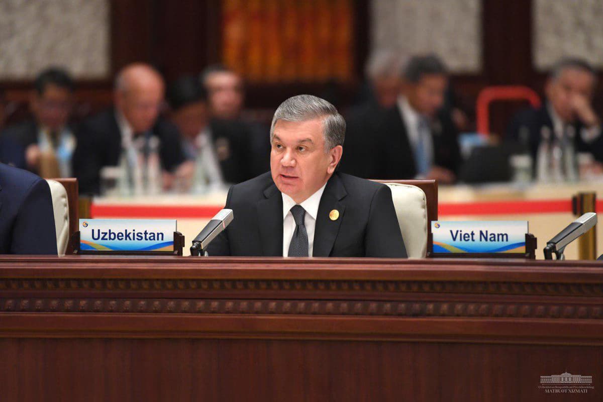 «Bir makon, bir yo‘l»: Mirziyoyev qator tashabbuslarni ilgari surdi va Orolbo‘yi hududi bo‘yicha chaqiriq bilan chiqdi