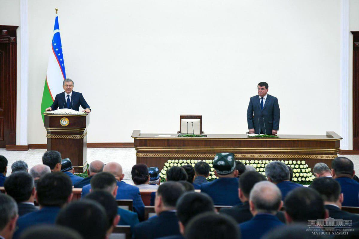 «Соҳа ва тармоқларнинг ҳудудий раҳбарлари «қотиб қолган» — Сурхондарёда президент иштирокида йиғилиш бўлиб ўтмоқда