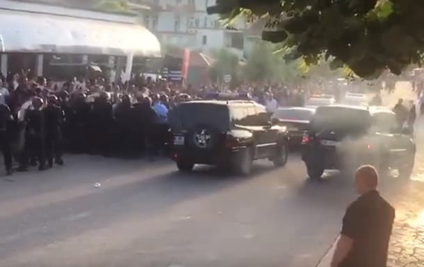 Albaniya bosh vaziri korteji toshbo‘ron qilindi
