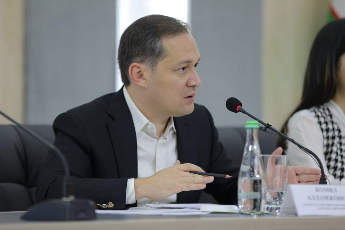 «Tashkilotlar ishlayapti, lekin ularning ishi ko‘rinmayapti» – Komil Allamjonov matbuot xizmatlari faoliyatini tanqid qildi