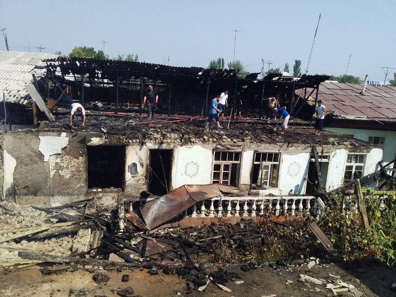 Пожар охватил несколько жилых домов в Андижане