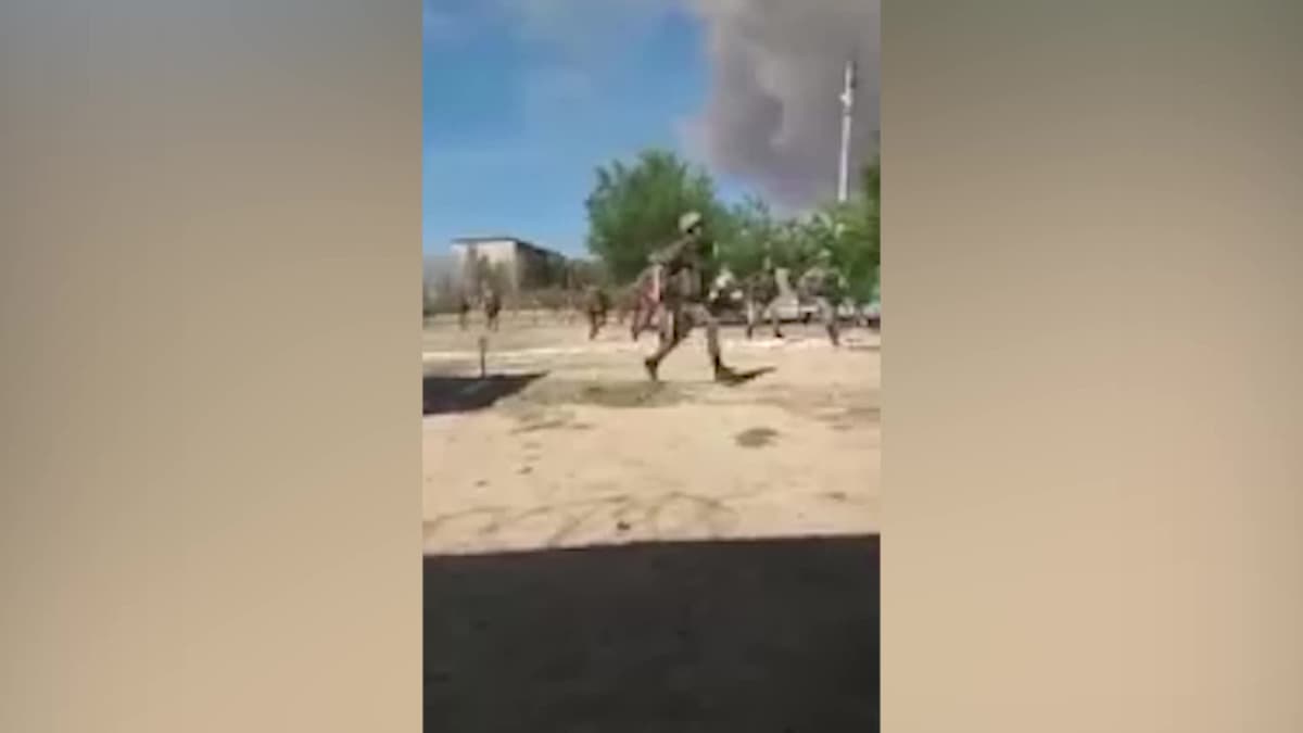 Portlashlar vaqtida qozog‘istonlik harbiylar odamlarni evakuatsiya qilayotgani tasvirlangan videolar tarqaldi