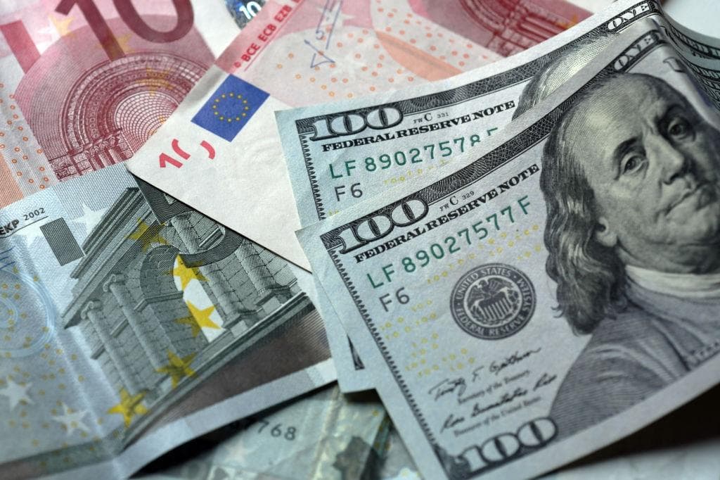 ЦБ установил новые курсы валют: доллар немного подешевел