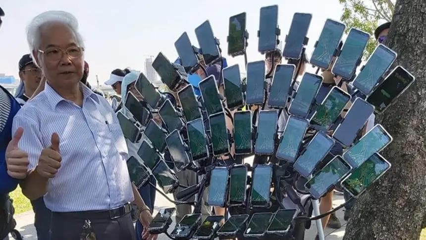 Pensioner o‘z velosipediga 45 ta smartfon o‘rnatdi