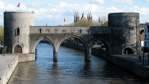 Belgiyadagi shahar aholisi qadimiy ko‘prik buzilishiga norozilik bildirdi