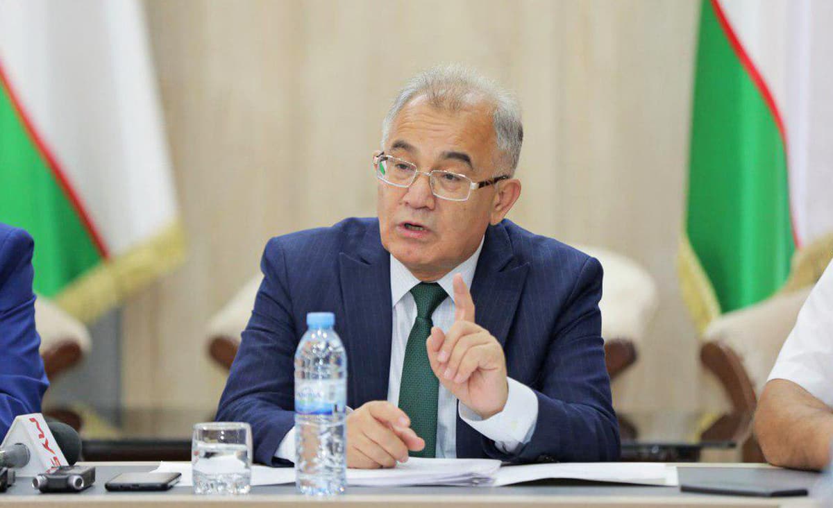 Akmal Saidov maktablarni pulli qilish Konstitutsiyani buzish ekanini aytdi. Nega unda Vazirlar Mahkamasi bunday qaror chiqardi?