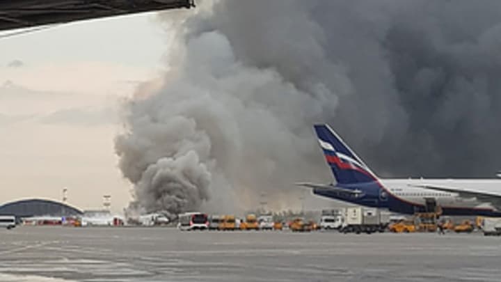 Sheremetevo navbatchilarining samolyotning halokatini kulgancha kuzatishgani videosi tarqaldi