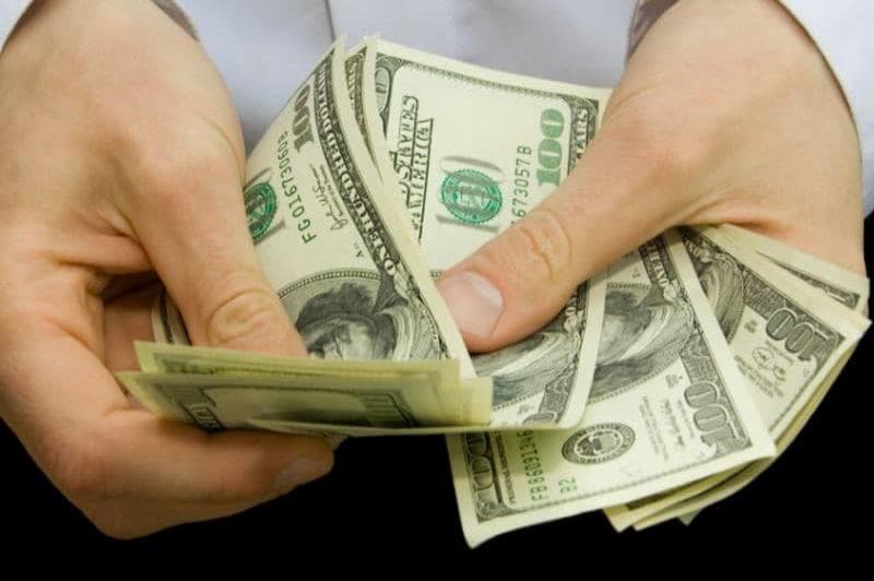 В Узбекистане валютчики продают доллар за 9600 сумов