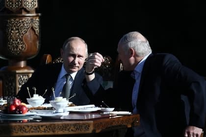 Shavkat Mirziyoyev sovg‘a qilgan supada Putin, Rahmon va Lukashenko suhbatlashdi