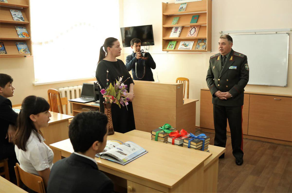 General-mayor Pavel Ergashev 171-maktabga kitoblar sovg‘a qildi