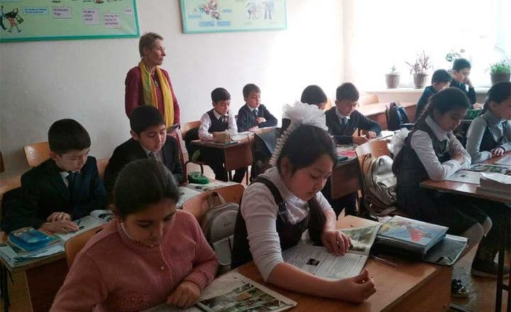 Qarshida kutubxona va oshxonaga ega bo‘lmagan 315 o‘rinli maktabda 883 o‘quvchi ta'lim olmoqda