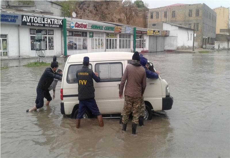 Улицы Самарканда оказались под водой после ливня