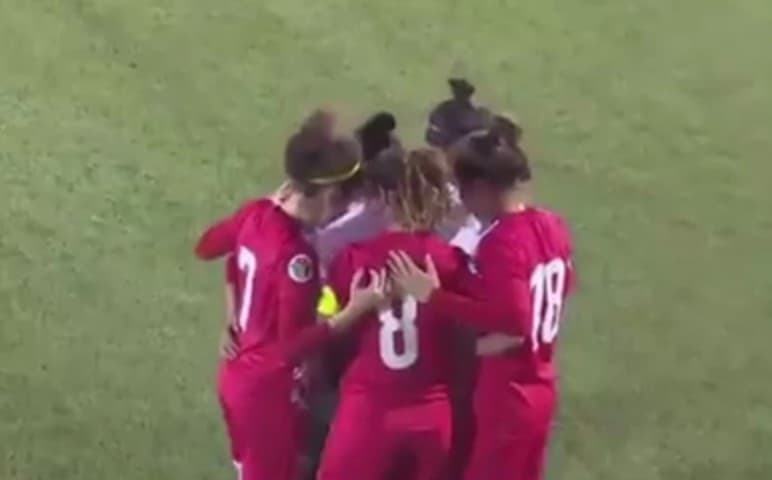 Iordaniyada ayol futbolchilar o‘yin vaqtida hijobi yechilib ketgan raqib futbolchini to‘sib olishdi (video)