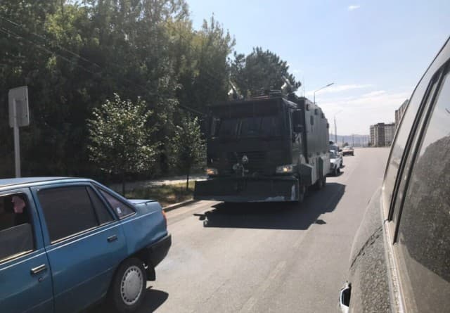 Atamboyevni qo‘lga olishga qaror qilindimi? Ichida militsionerlar bo‘lgan avtobuslar Qo‘y-Tosh qishlog‘i tomon yo‘l oldi