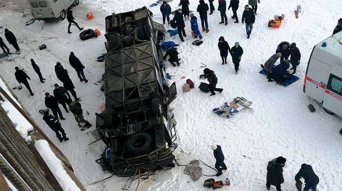 Zabaykaleda avtobus ko‘prikdan daryoga quladi, 19 kishi halok bo‘ldi