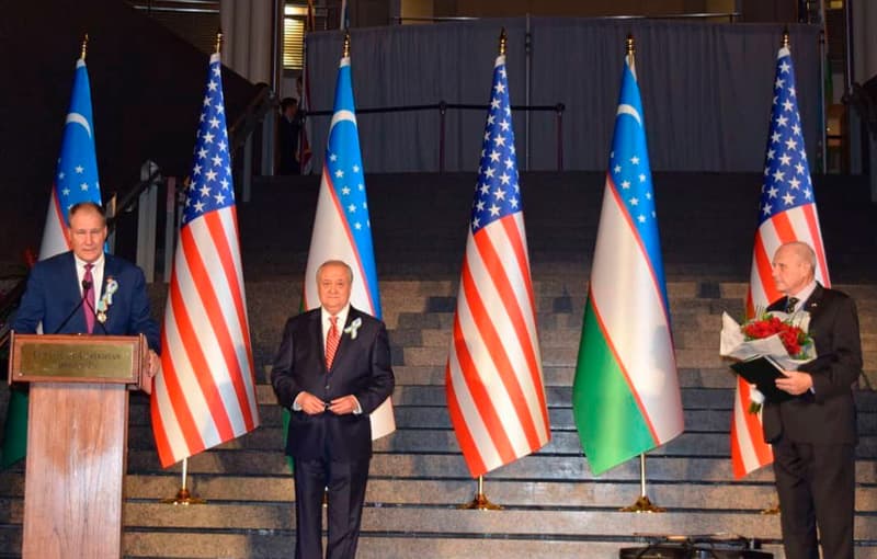Abdulaziz Komilov amerikalik kongressmen Trent Kelli va olim Frederik Starrga «Do‘stlik» ordenini topshirdi