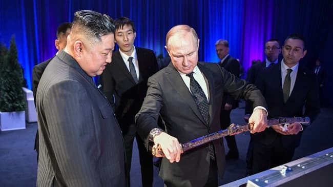 Путин ва Ким Чен Ин бир-бирларига қиличлар совға қилишди