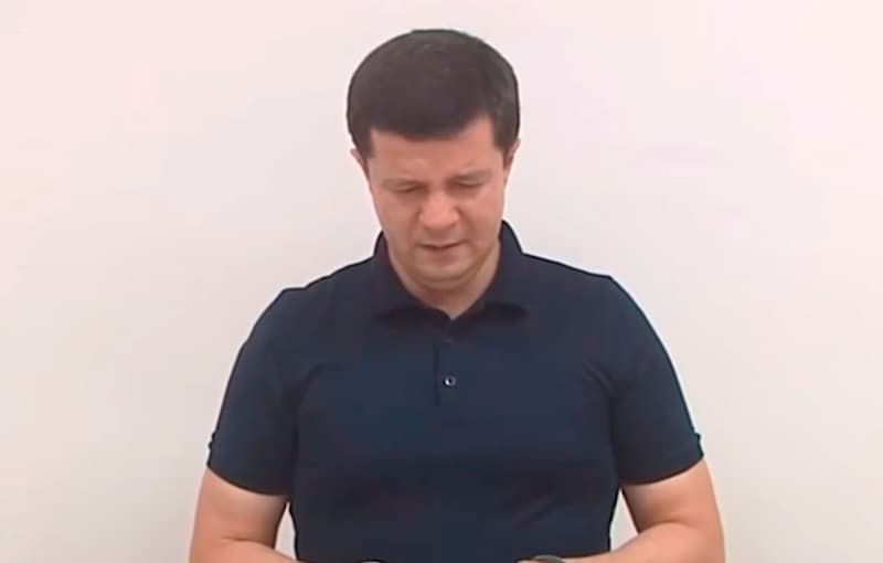 Turkmanistonlik vazir qo‘lida kishanlar bilan televideniye orqali korrupsiyadagi aybini tan oldi