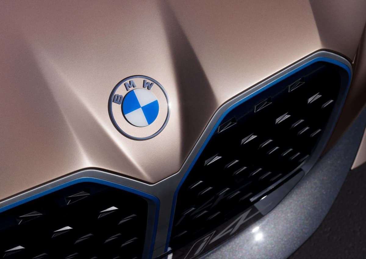 BMW кўп йиллик логотипини ўзгартирди