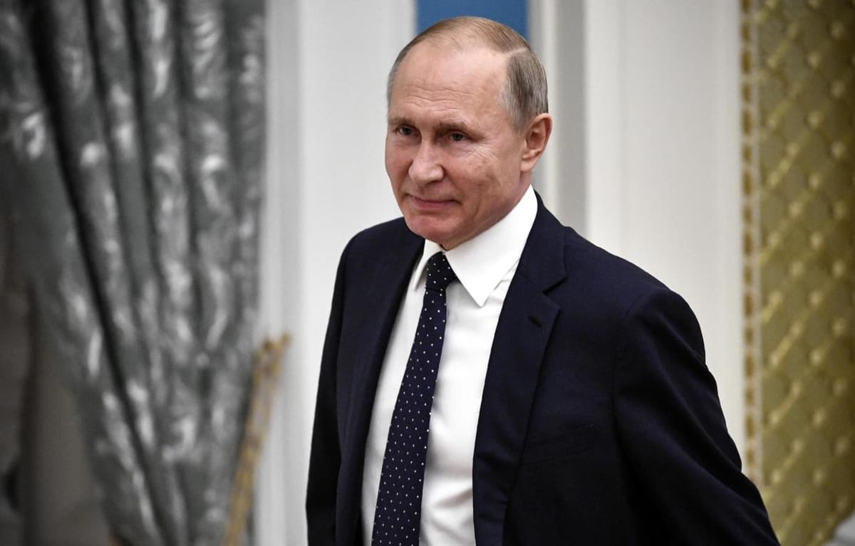 Putin konstitutsiyaga tuzatishlar kiritish to‘g‘risidagi qonunni imzoladi. U prezidentlik saylovlarida yana ishtirok etadi