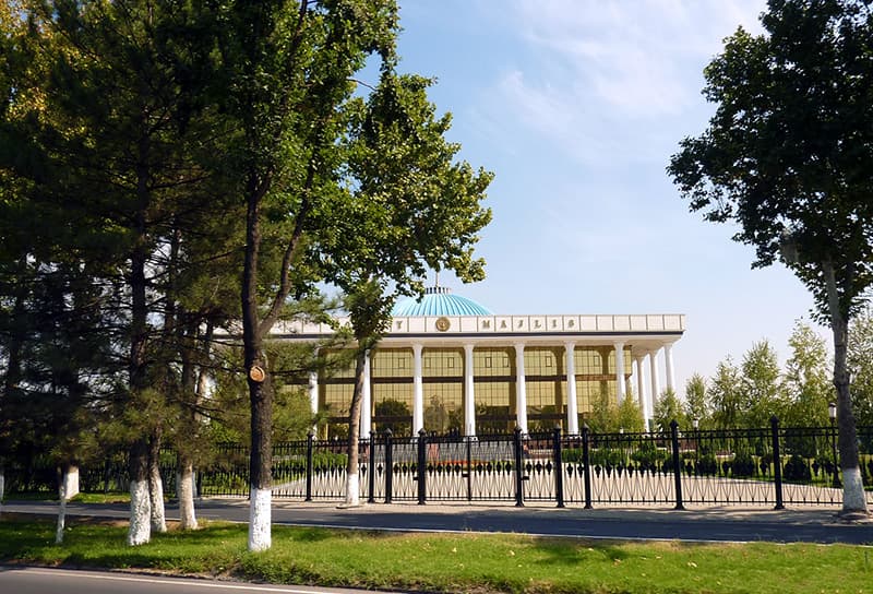 Главы политических партий предложили убрать забор вокруг Законодательной палаты Олий Мажлиса