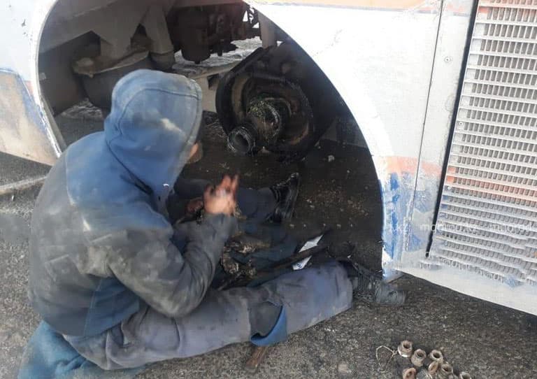 Автобус с 53 гражданами Узбекистана поломался в Казахстане