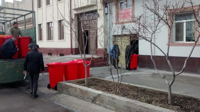 «Maxsustrans» Shayxontohur tumanida ko‘cha yuzidagi xonadonlarga bepul konteynerlar tarqata boshladi