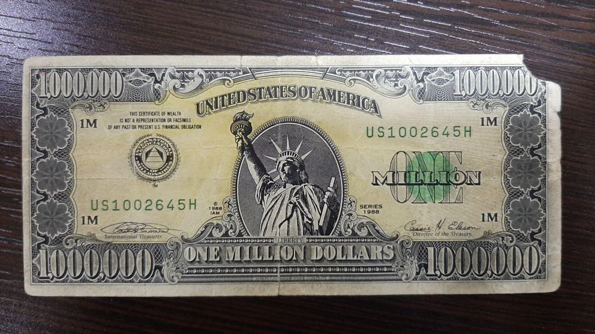 Ўзбекистонда 1 000 000 АҚШ доллари кўринишидаги купюрани сотмоқчи бўлган шахс ушланди