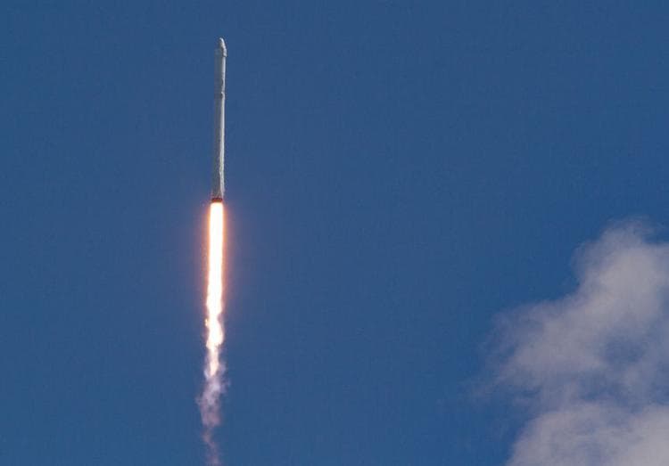SpaceX sinov vaqtida Falcon 9 raketasini ataylab portlatib yubordi (video)