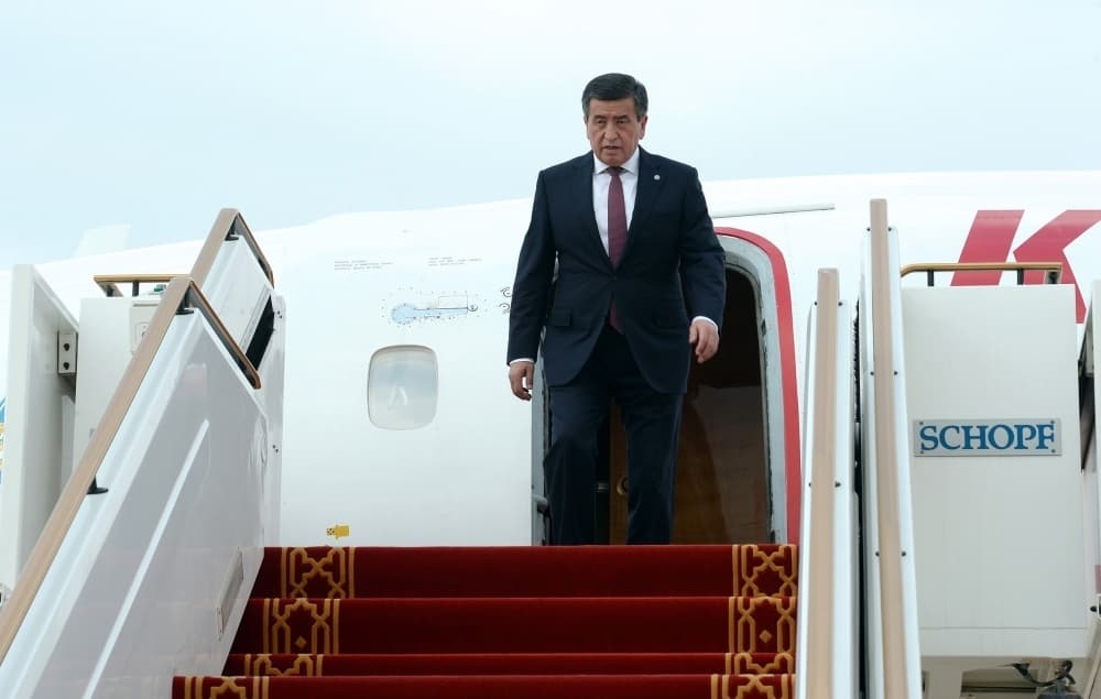 Sooronbay Jeenbekov Qirg‘izistonga oddiy reysda qaytishiga to‘g‘ri keldi