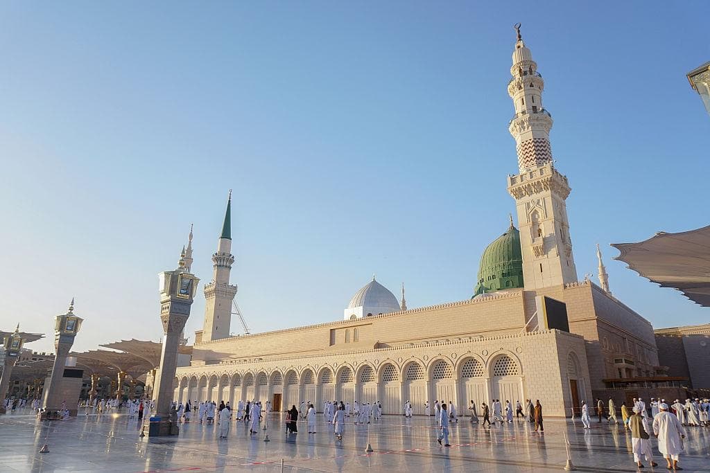 Saudiya Arabistoni ziyoratchilarning mamlakatga kirishini vaqtinchalik taqiqladi