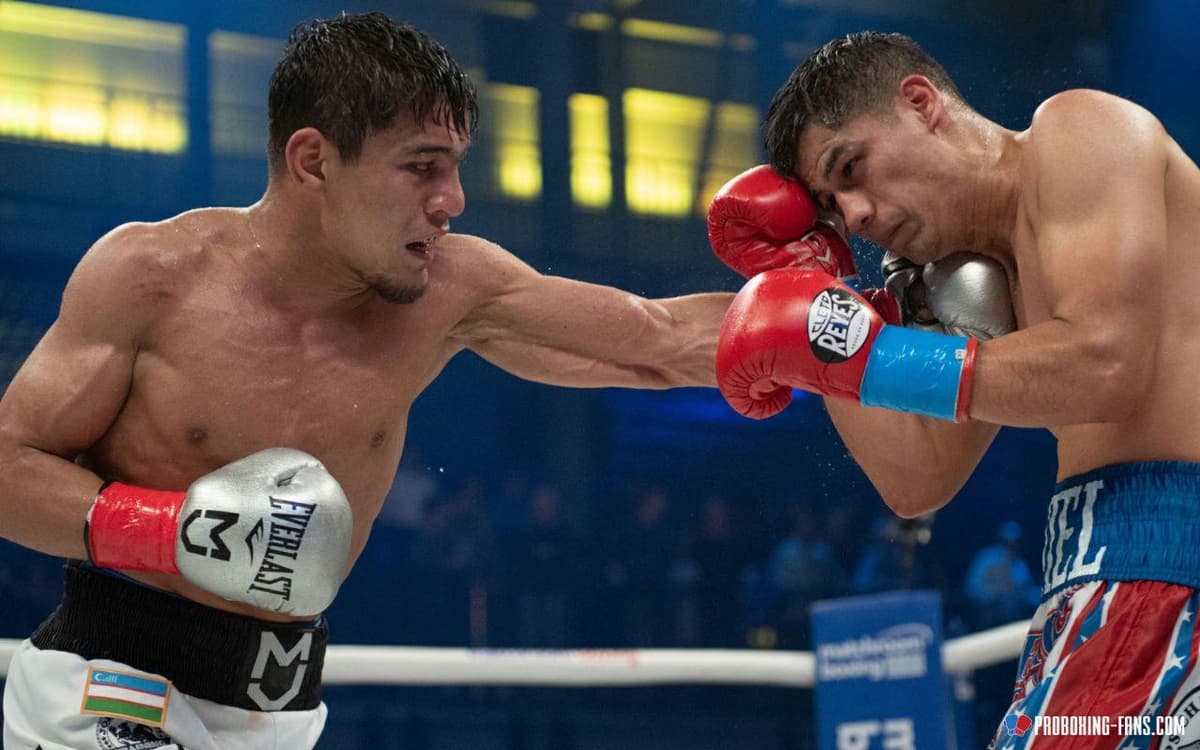 Муроджон Ахмадалиев победил чемпиона WBA и IBF Дэниэла Романа