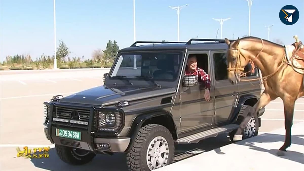 Gurbanguli Berdimuhamedov Ashxobodda olib borilayotgan ishlarni ot mingan holda nazorat qilib chiqdi (video)