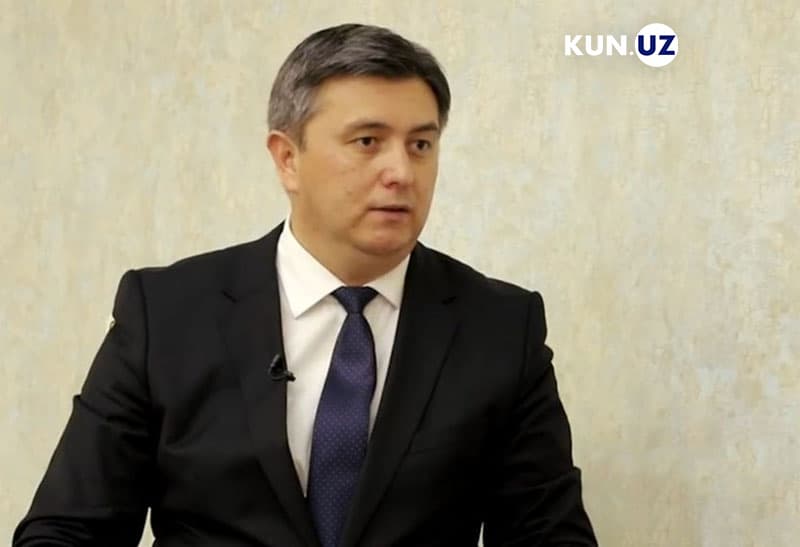 Карантинда иш ҳақи ёки таътил тўловлари қандай бўлади? Хорижга кета олмаган меҳнат муҳожирлари нима қилишлари мумкин? Вазир билан суҳбат