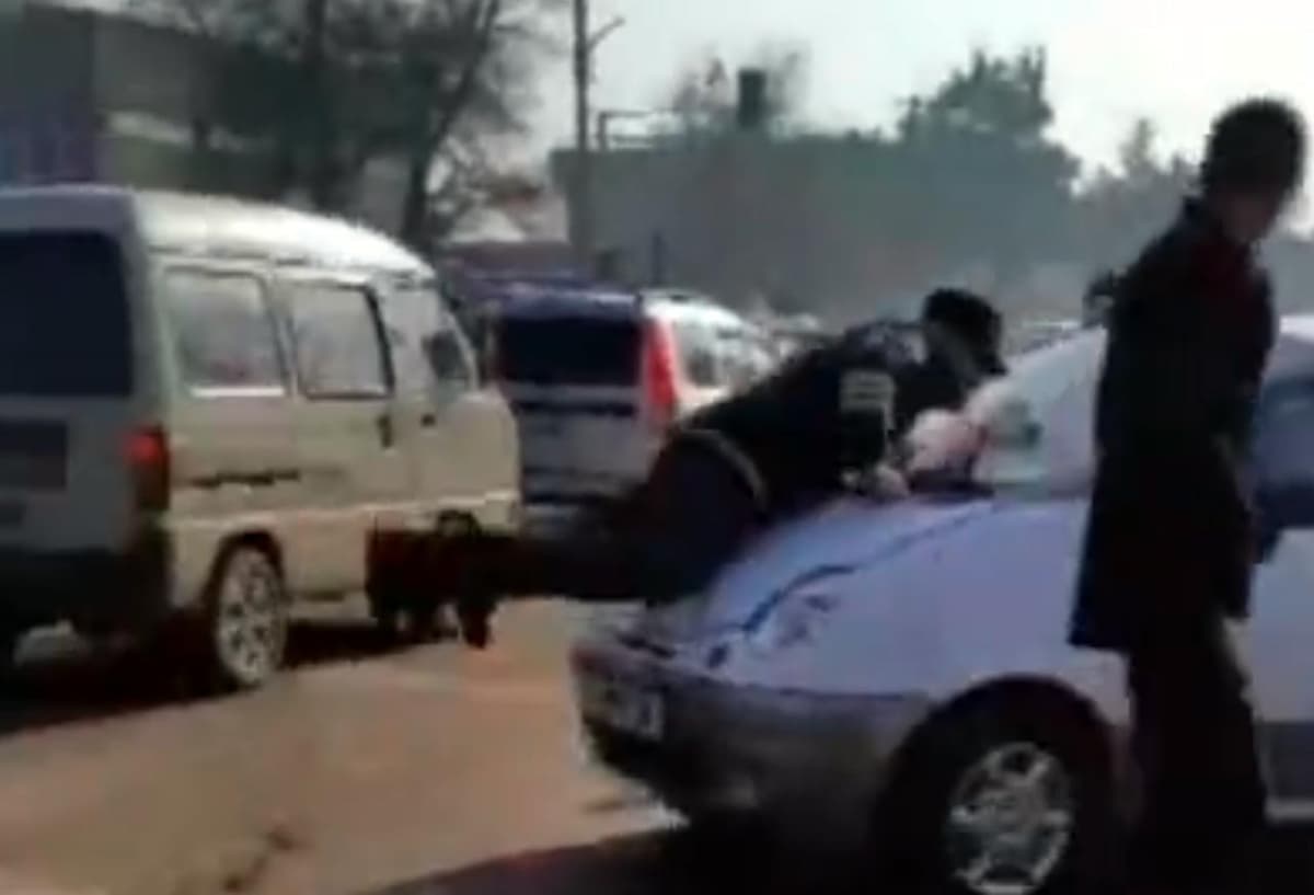«Matiz»ning kapotiga osilib qolgan YPX xodimi ishtirokidagi video bo‘yicha rasmiy ma'lumot berildi