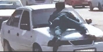 Жиззахда ЙПХ ходимини машинаси капотида «сайр қилдирган» ҳайдовчига ҳукм ўқилди