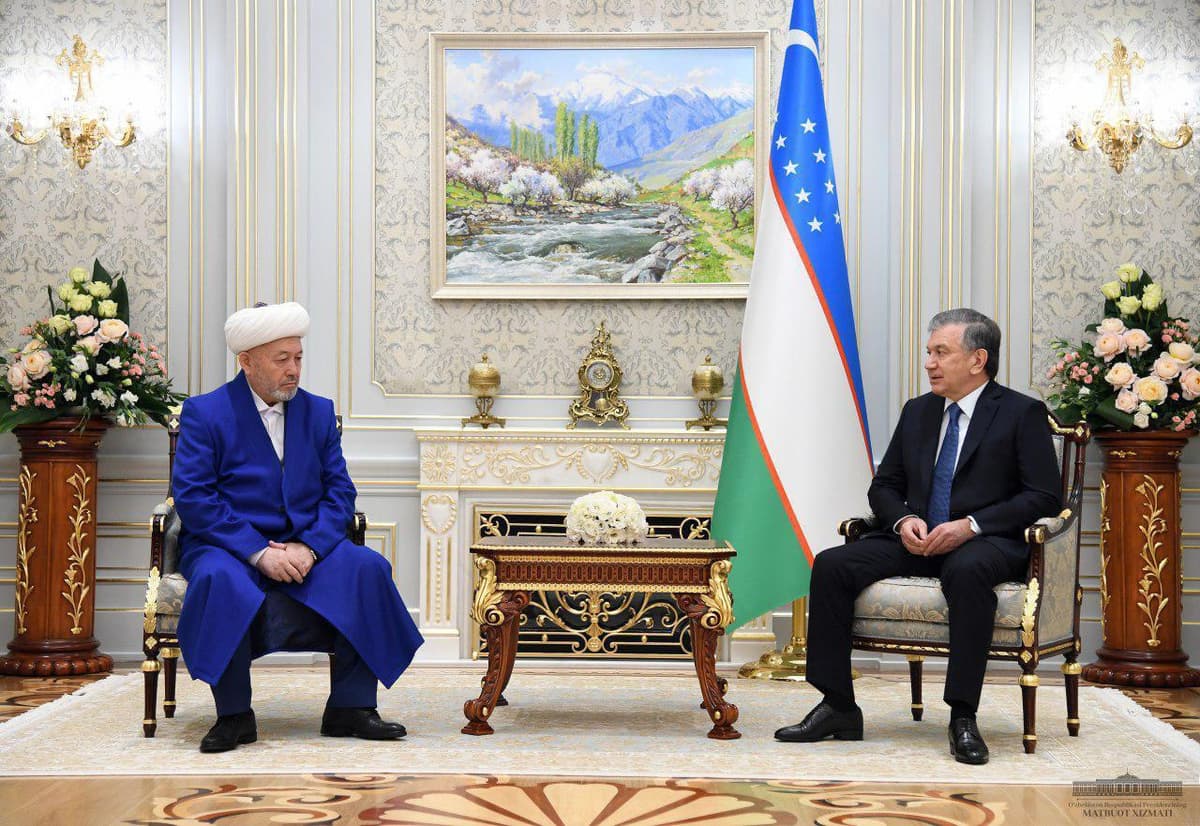 Shavkat Mirziyoyev awards Mufti Usmonkhon Alimov the Order “El-yurt hurmati”
