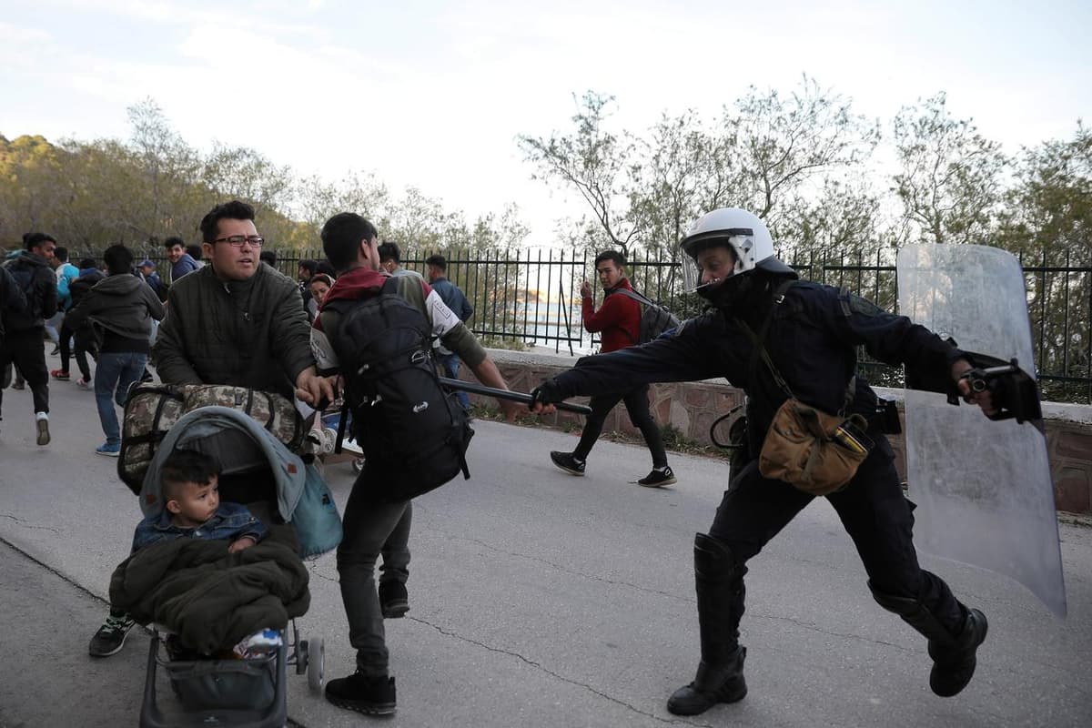 Gretsiya politsiyasi migrantlarga qarshi ko‘zdan yosh oqizuvchi gaz qo‘lladi