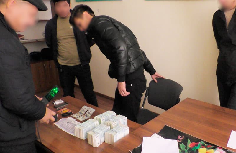 В Джизаке задержали мужчину за шантаж знакомой ее личными фото