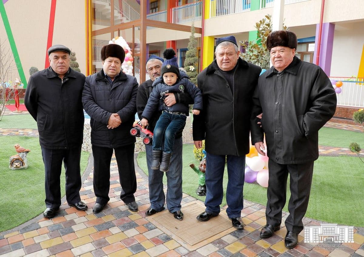 5-qavatdan tushib ketgan bolani qutqarib qolgan 3 erkak taqdirlandi