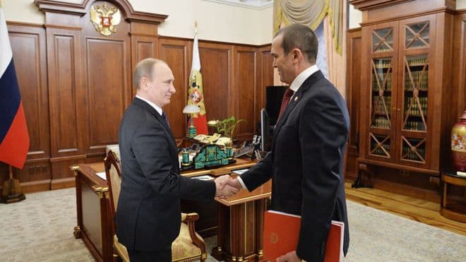 Putin Chuvashiston rahbarini iste'foga chiqardi. U jurnalistlarni haqoratlagan va o‘t o‘chiruvchining ustidan kulgandi