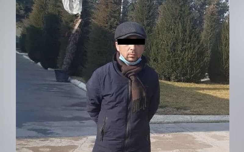 Yangiyo‘lda 8 yashar qizni o‘g‘irlamoqchi bo‘lgan shaxs ushlandi. U muqaddam odam o‘ldirish va bosqinchilik jinoyati uchun sudlangani ma'lum bo‘ldi