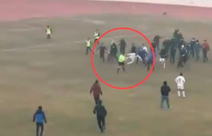 FC Neftchi players, fans beat up referees after losing the match against FC Turon in Fergana (video)