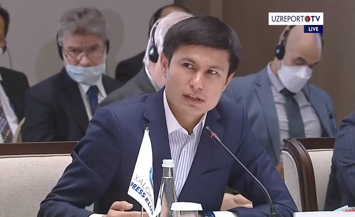 «Haliyam svetoforda ayrim qizillar bor» – Xushnudbek Xudoyberdiyev so‘z erkinligini trassadagi haydovchi holati bilan qiyosladi