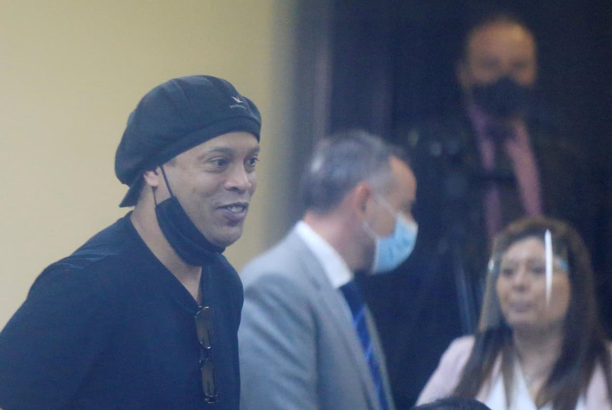 Ronaldino fojiasi: Yulduzlikdan Paragvay qamoqxonasigacha