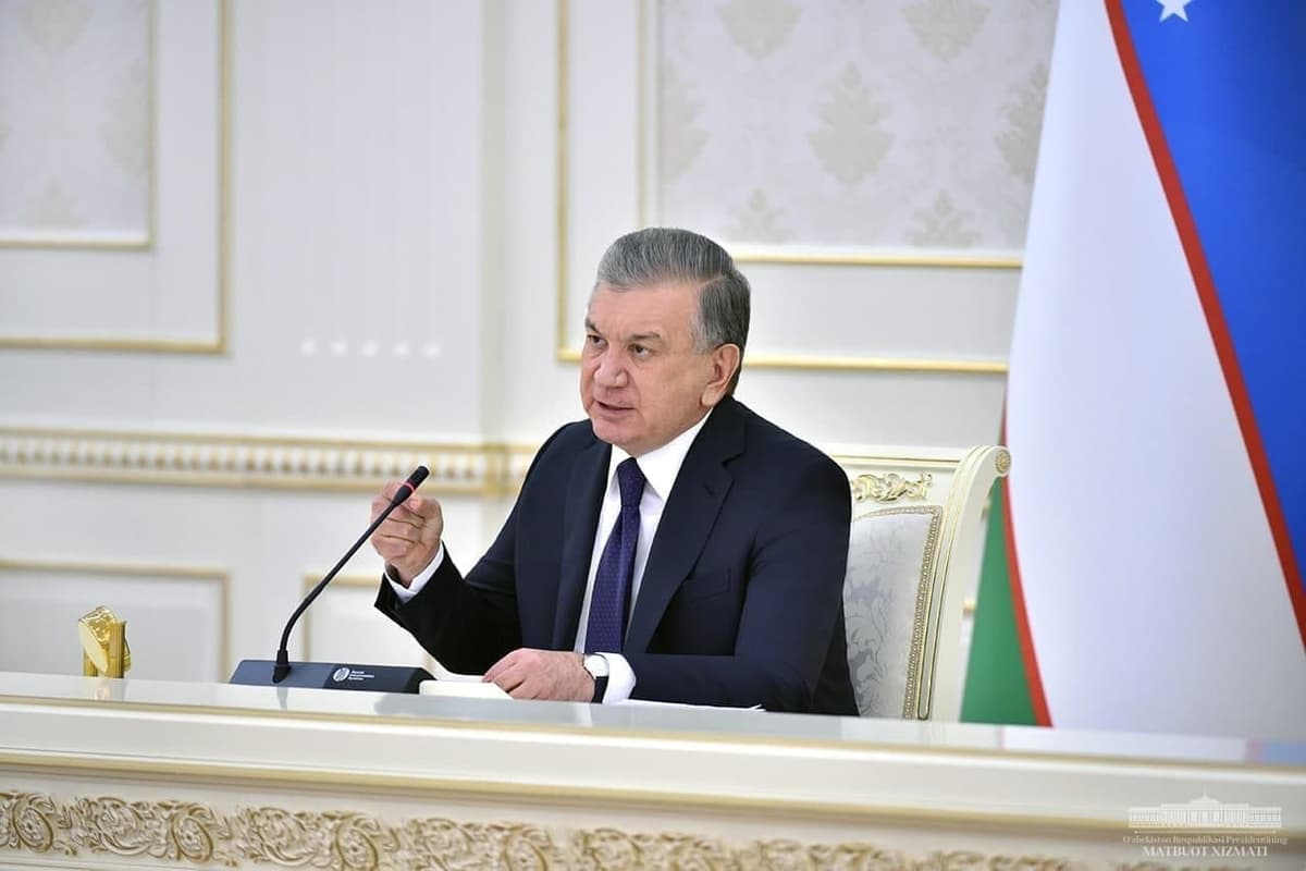 «Аҳоли давлат тизимида кўрсатилган хизматларнинг 43 фоизи учун пул тўламоқда» – Президент масъуллардан изоҳ сўради