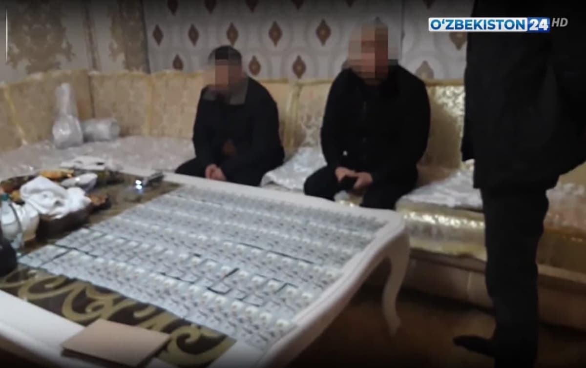 Andijon viloyat IIBning katta tergovchisi va hibsxona boshlig‘i 12 ming dollar bilan ushlandi